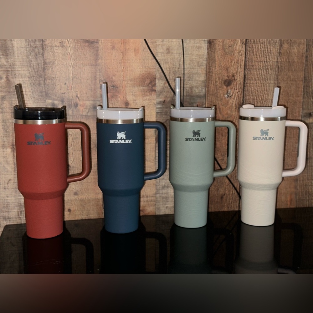Stanley Soft Matte | 40 OZ LIMITED EDITION The Quencher H2.0
FlowState™ Tumbler
